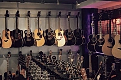 İstanbul, Beyoğlu (Tünel) Elektro Gitar Mağazası, Fotoğraf: (2/2)