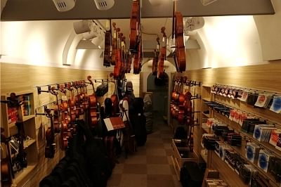 İstanbul, Beyoğlu (Tünel) Yaylı Enstrüman Mağazası, Fotoğraf: (2/4)